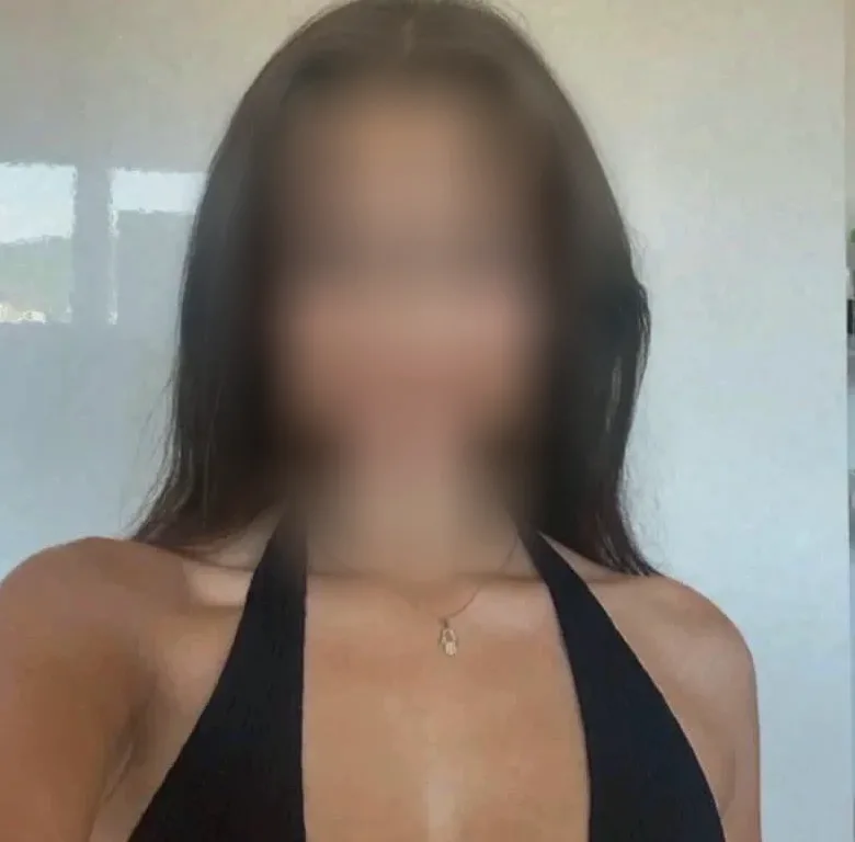 Julia, 23